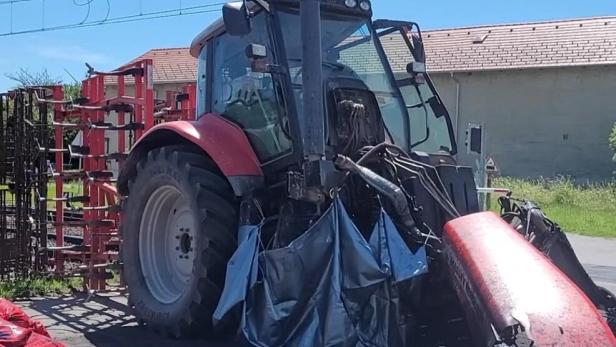 Motorblock des Traktor wurde abgerissen, Führerhaus blieb zum Glück heil