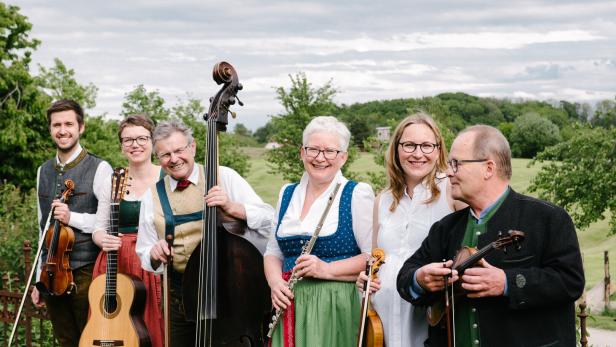 Rosi Froschauer (Querflöte), Karl Hauer ( Bassgeige), Karl Hopf (Geige), Irene Narnhofer (Geige), Bratsche, Erni Ströbitzer (Gitarre) und ganz links Bernhard Wallner (Geige)