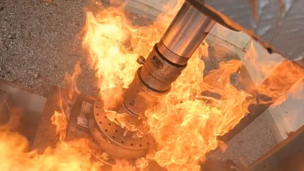 Der YouTube-Kanal Hydraulic Press Channel zeigt was passiert, wenn man verschiedenste Dinge in eine hydraulische Presse legt: Ein Lithium-Ionen-Akku geht in Flammen auf. 