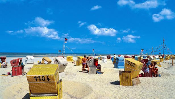 Langeoog ist wegen seines 14 Kilometer langen Strandes beliebt.