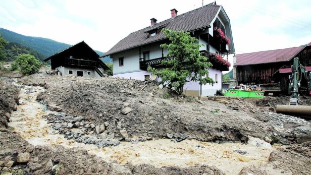 Ein Haus wurde durch eine Schlammlawine beschädigt.