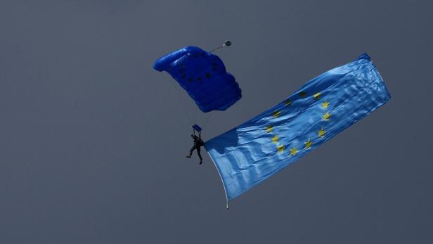 Fallschirmspringer mit EU-Flagge