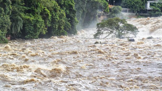 Starker Regen: Drei Personen von Fluss mitgerissen