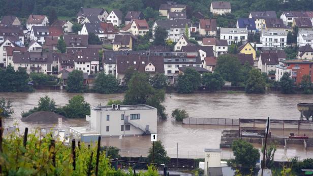 Süddeutschland vor Jahrhunderthochwasser: Menschen mit Hubschraubern gerettet