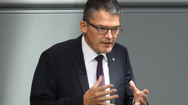German Bundestag debates on government budget 2020 CDU-Wahlstand attackiert: Abgeordneter leicht verletzt