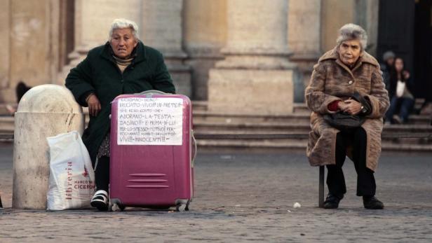 Diese zwei älteren Römerinnen leben auf der Straße - ein Sinnbild für das krisengeschüttelte Italien. In unserem südlichen Nachbarland kletterte die Arbeitslosigkeit (9,3 Prozent) auf den höchsten Stand seit 2004, die soziale Kluft zwischen Reichen und Armen wächst...