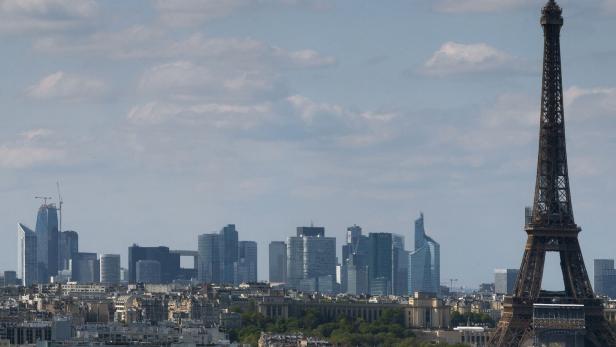 Fünf Särge nahe Eiffelturm abgestellt: Drei Männer festgenommen