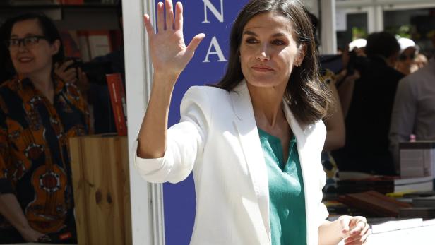 Königin Letizia von Spanien winkt in die Menge.