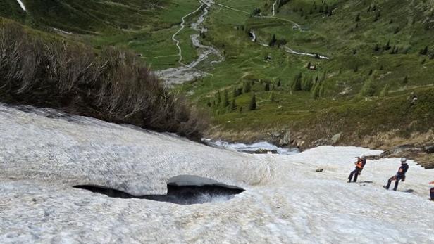 Bergsteiger in Schneefeld eingebrochen und in Wildbach ertrunken