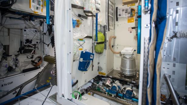 Die Toilette auf der ISS ist mit einem ausgeklügelten System für Wasser-Recycling verbunden