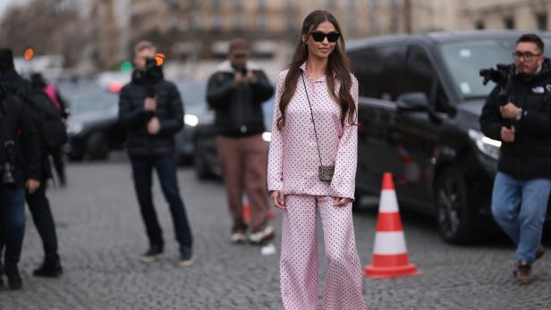 Ein Model im Pyjama posiert für die Fotografen.