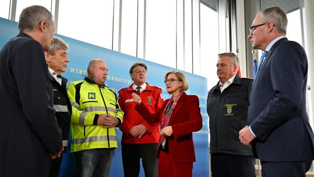 NIEDERÖSTERREICH: SICHERHEITSGIPFEL ZU KLIMA-BLOCKADEN: POPP / SAUER / CHWOJKA / SCHMOLL / MIKL-LEITNER / FAHRAFELLNER / PERNKOPF NIEDERÖSTERREICH: SICHERHEITSGIPFEL ZU KLIMA-BLOCKADEN: POPP / SAUER / CHWOJKA / SCHMOLL / MIKL-LEITNER / FAHRAFELLNER / PERNKOPF