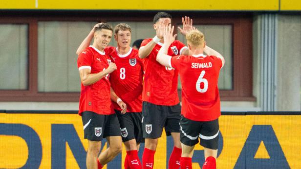 Österreichs Team feiert das Tor von Baumgartner gegen Serbien