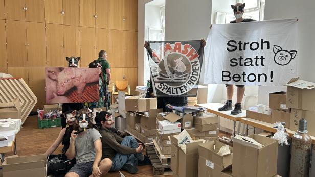 Protest von Tierschützern: Besetzte ÖVP-Zentrale geräumt
