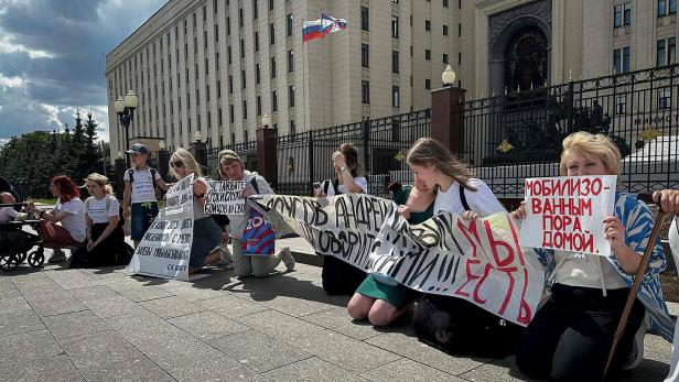 "Schick unsere Männer zurück": Wie Putin wütende Soldatenfrauen mundtot macht