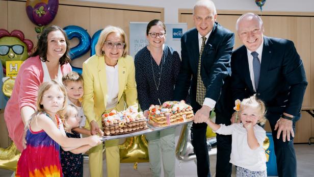 Izibizi-Leiterin Katja Ury, Landeshauptfrau Johanna Mikl-Leitner, Andrea Lautermüller, Leiterin der Wirtschaftskammer Mödling, Bezirkshauptmann Philipp Enzinger und Ecoplus-Geschäftsführer Helmut Miernicki (v.l.) mit Izibizi-Kindern, die sich über die Torte zum 20. Jubiläum freuten.
