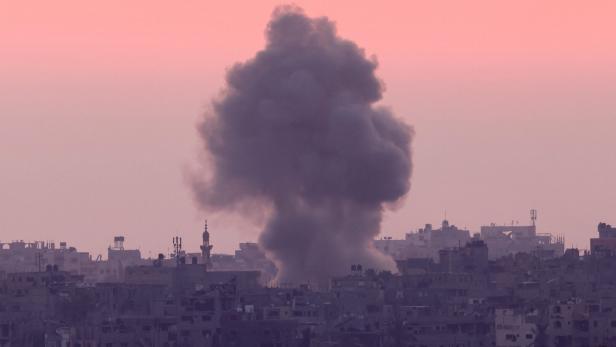 FILE PHOTO: Smoke rises from the Gaza Strip, near the Israel-Gaza border Mehrere Tote nach israelischem Angriff auf Hamas-Komplex in UNO-Schule