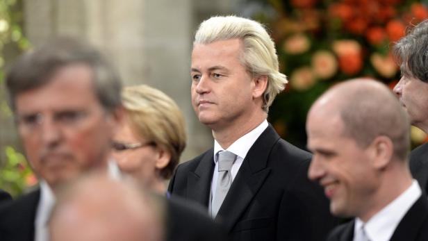 Geert Wilders bei einer Veranstaltung in Anzug und Krawatte.