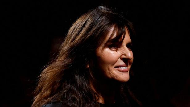 Virginie Viard lächelt im Halbdunkel.