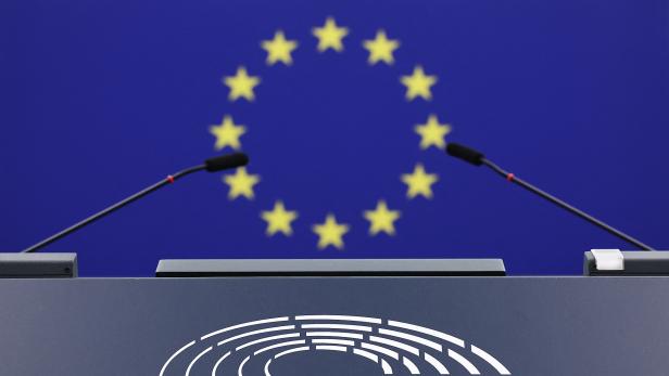 Ein Rednerpult mit dem Logo des Europäischen Parlaments in Straßburg