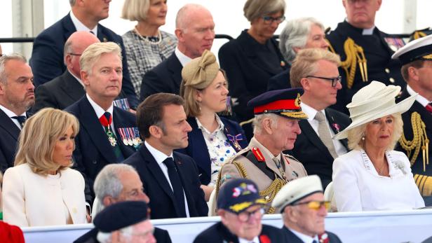 D-Day-Gedenkfeier: Unangenehmer Moment zwischen Camilla und Brigitte Macron