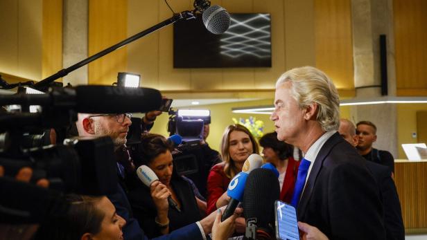 Geert Wilders steht vor vielen Mikrofonen