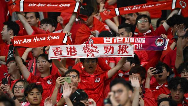 Standen bei Hymne nicht auf: Fußballfans in Hongkong verhaftet