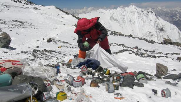Archivbild vom 23. Mai 2010: Ein nepalesischer Sherpa, der während der Everest-Säuberungsexpedition auf dem Mount Everest in 8.000 Metern Höhe den von Bergsteigern hinterlassenen Müll einsammelt.