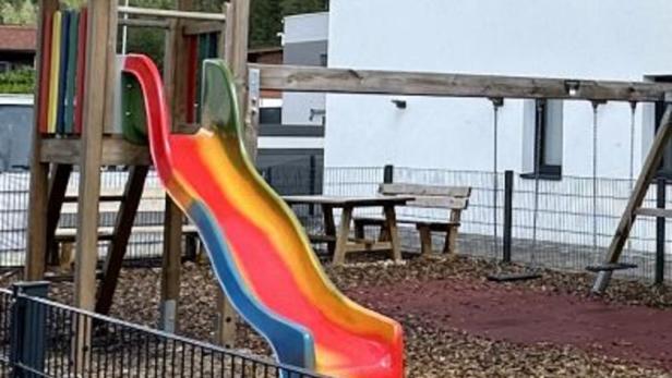 Spielplatz vor der Wohnanlage, in welcher der Bub gestorben ist