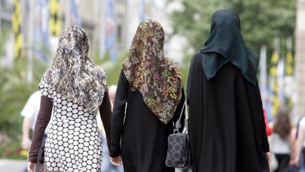 3 Frauen mit Kopftuch von hinten