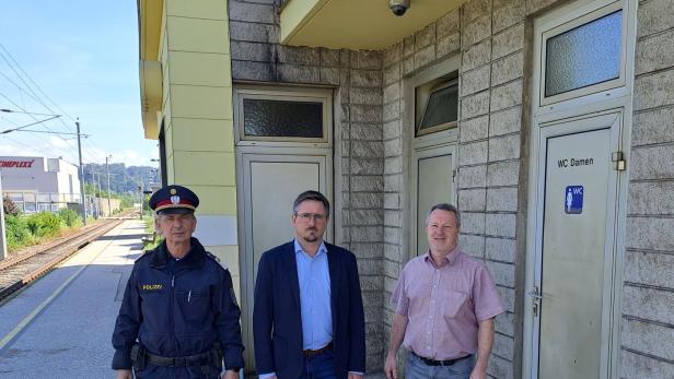 Ortsvorsteher Manuel Scherscher (M.) bei einer Besprechung mit Abteilungsinspektor Harald Weidinger (Stadtpolizei) und Christian Nagelhofer (Bauabteilung) am Bahnhof in Greinsfurth