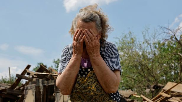 Symbolbild: Eine ukrainische Frau trauert nach einem russischen Angriff