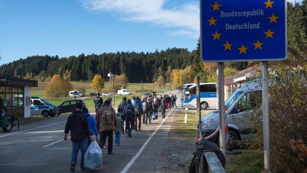 Zuwanderer überqueren einen Brücke auf dem Weg von Oberösterreich nach Bayern.
