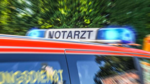 Notarzt-Auto mit Blaulicht 