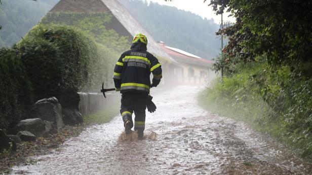 In der steirischen Gemeinde Lobmingtal strömte das Wasser durch die Ortschaft – so gut es ging, hielt die Feuerwehr dagegen