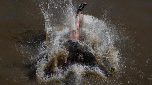 Person springt in schmutziges Wasser