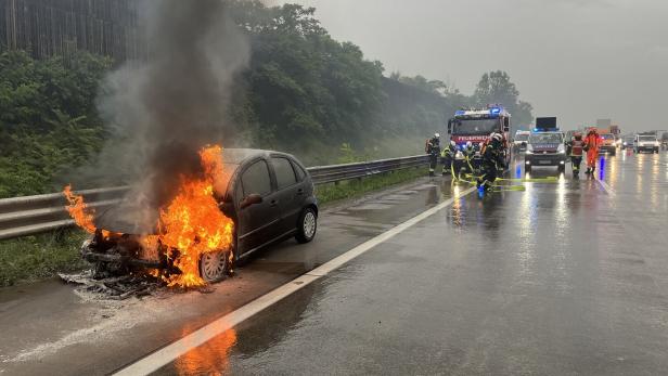 Brenndes Auto auf Autobahn