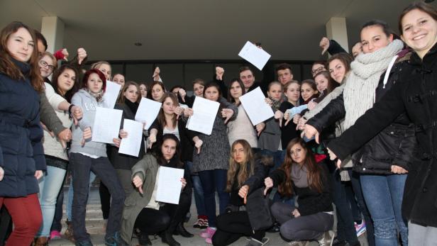 300 Schüler unterschrieben gegen die Absetzung ihres Direktors.