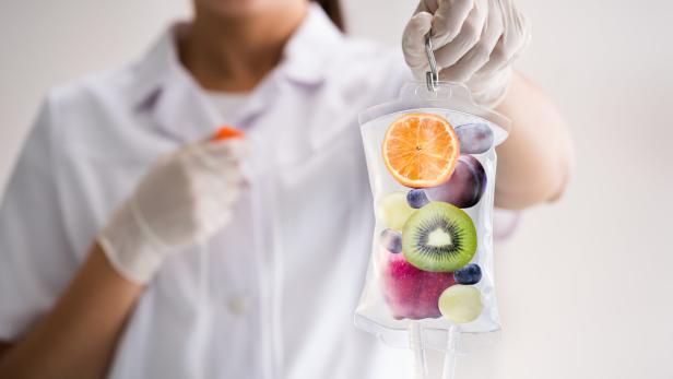 Vitamininfusionen werden mittlerweile auch in Österreich angeboten, wie beispielsweise im "Real Beauty Health" Spa, bei "So OH Aesthetics" oder in der "Vitamin Lounge", die es seit letztem Jahr in Wien gibt. 