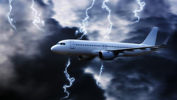 Flugzeug fliegt durch Gewitter mit Blitzen