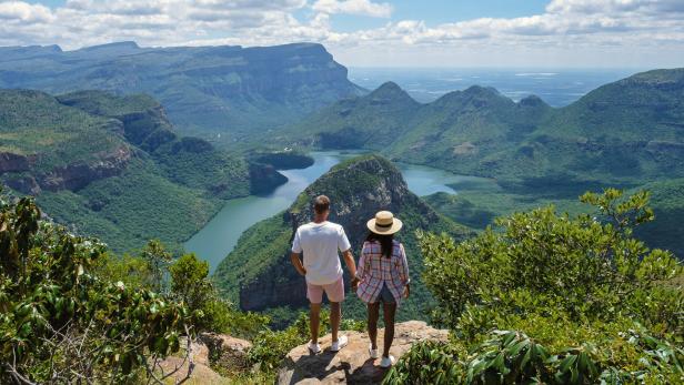 Pärchen genießt die Aussicht auf Südafrika.