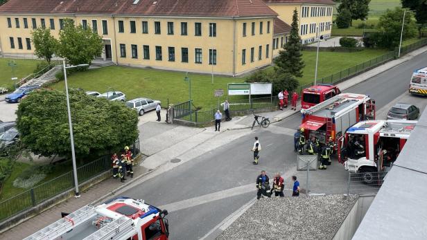 Zwei Feuerwehren rückten zu Brandbekämpfung in Mehrparteieinwohnhaus aus