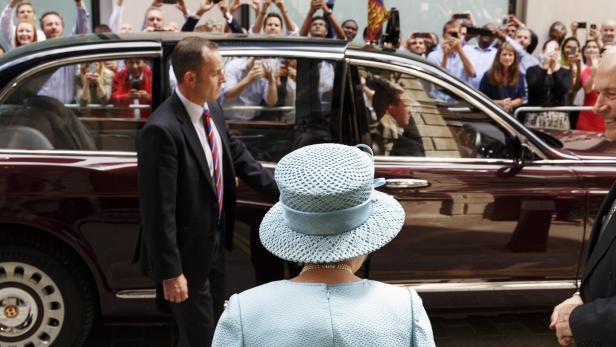 Die Queen auf dem Weg zu einem Auto. 