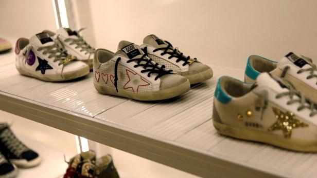 Schmutzige Sneaker der Marke Golden Goose.