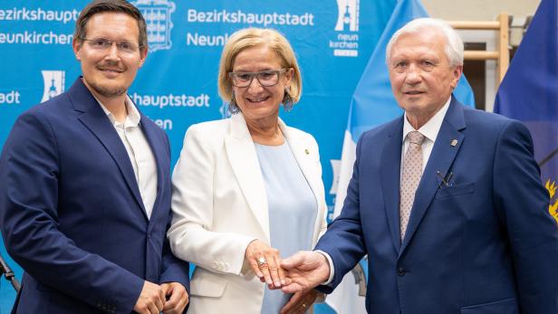 Landeshauptfrau Johanna Mikl-Leitner mit dem Ehrenring der Stadt Neunkirchen, überreicht von Bürgermeister Herbert Osterbauer (re.) und Vizebürgermeister Johann Gansterer (li.)