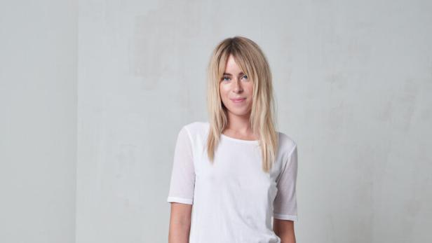 Blütenweisses Outfit: Hat auf einem schwarzen Sessel ganz besondere Strahlekraft.