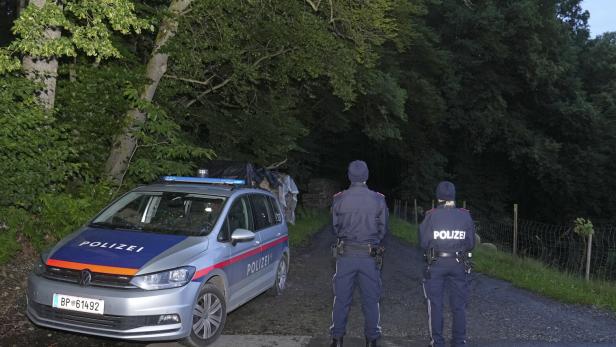 Polizisten sperren Waldweg ab