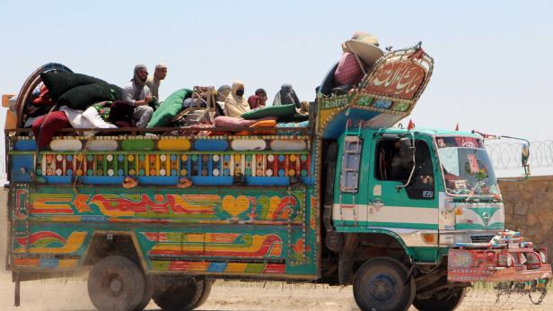 Afghan refugees, who returned from Pakistan, register at a camp in Kandahar Historisches Hoch: Weltweit rund 120 Millionen Menschen auf der Flucht
