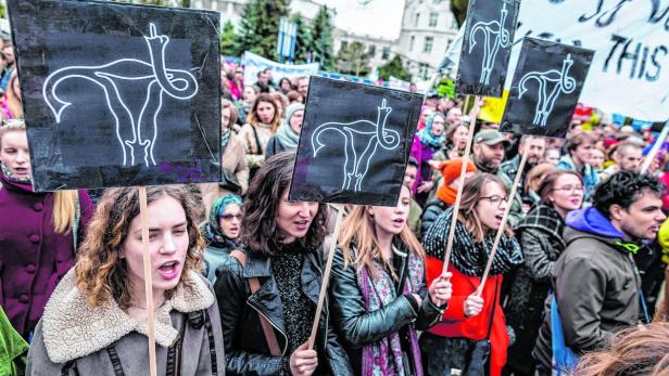 Frauen zeigen, dass sie gegen das Abtreibungsverbot sind