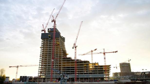 FILE PHOTO: Elbtower skypscraper construction site in Hamburg Die Bauruine Elbtower in Hamburg